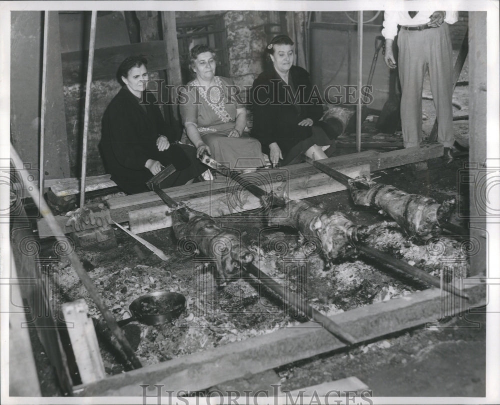 1954 Press Photo Lamb roasting in back yard - Historic Images