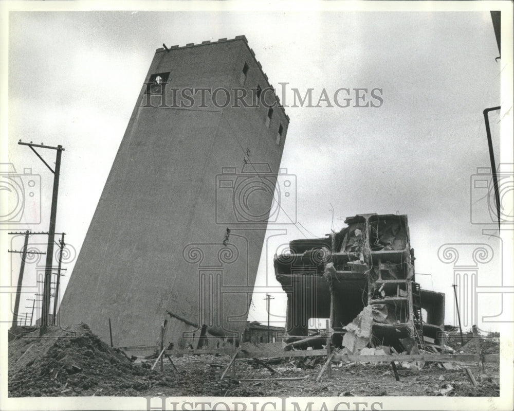 1981 Old grain elevator that wouldn&#39;t fall - Historic Images