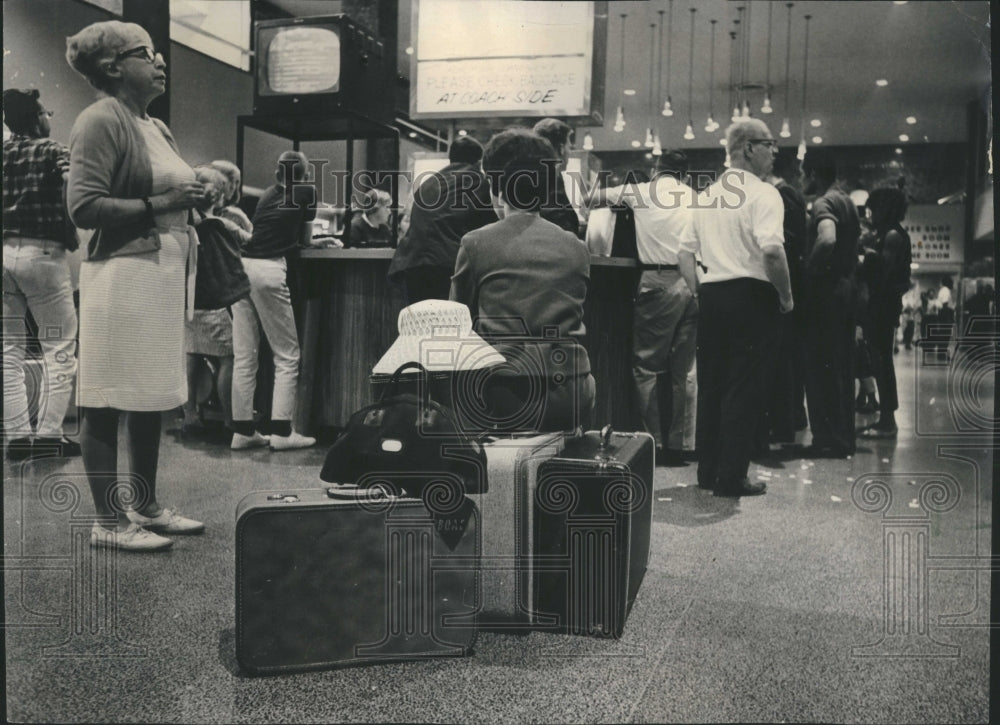 1966 Greyhound Bus Terminal Waiting Chicago - Historic Images