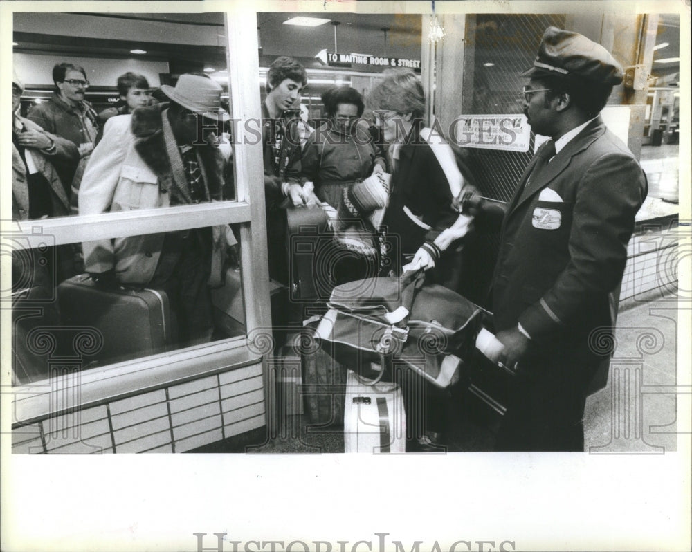 1986 Greyhound Lines Passengers Loading - Historic Images