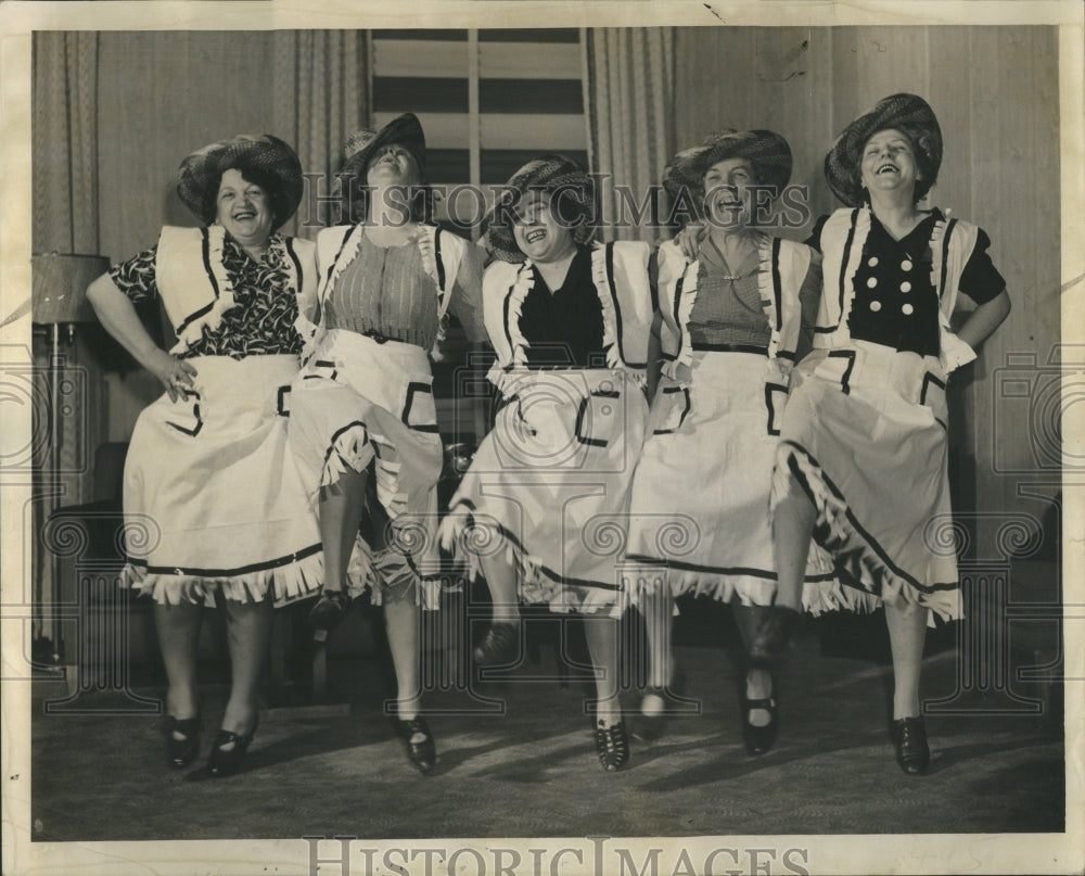 1941 Grandmothers Follies Performers - Historic Images