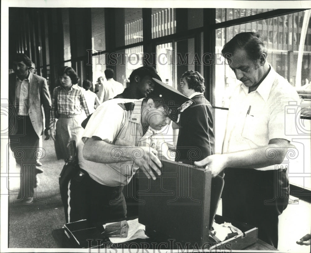 1977 Dirksen Federal Building Security - Historic Images