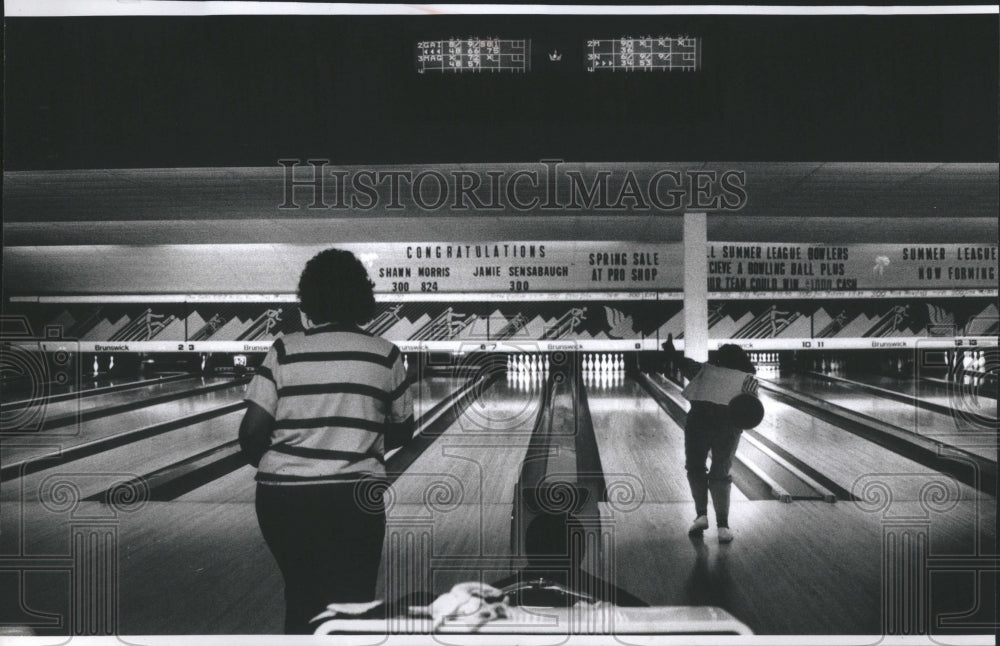  Bowling At 3-D Bowl In Island Lake Illinois - Historic Images