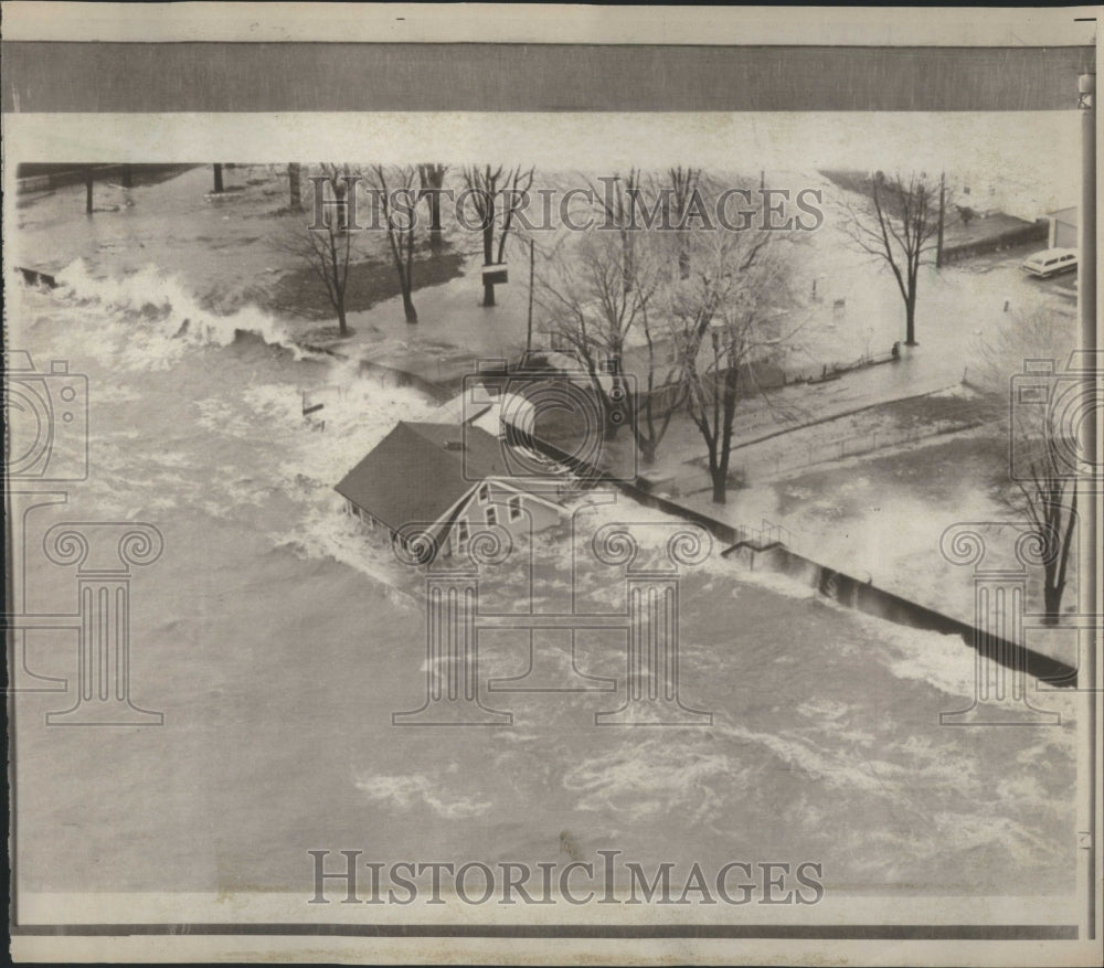 1973 Erie Lake Flooding Sweeps Away House - Historic Images