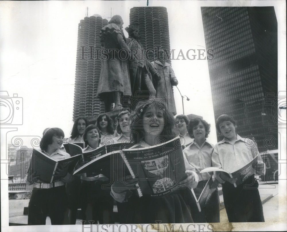 1976 Jewish Education Childrens Choir Sing - Historic Images