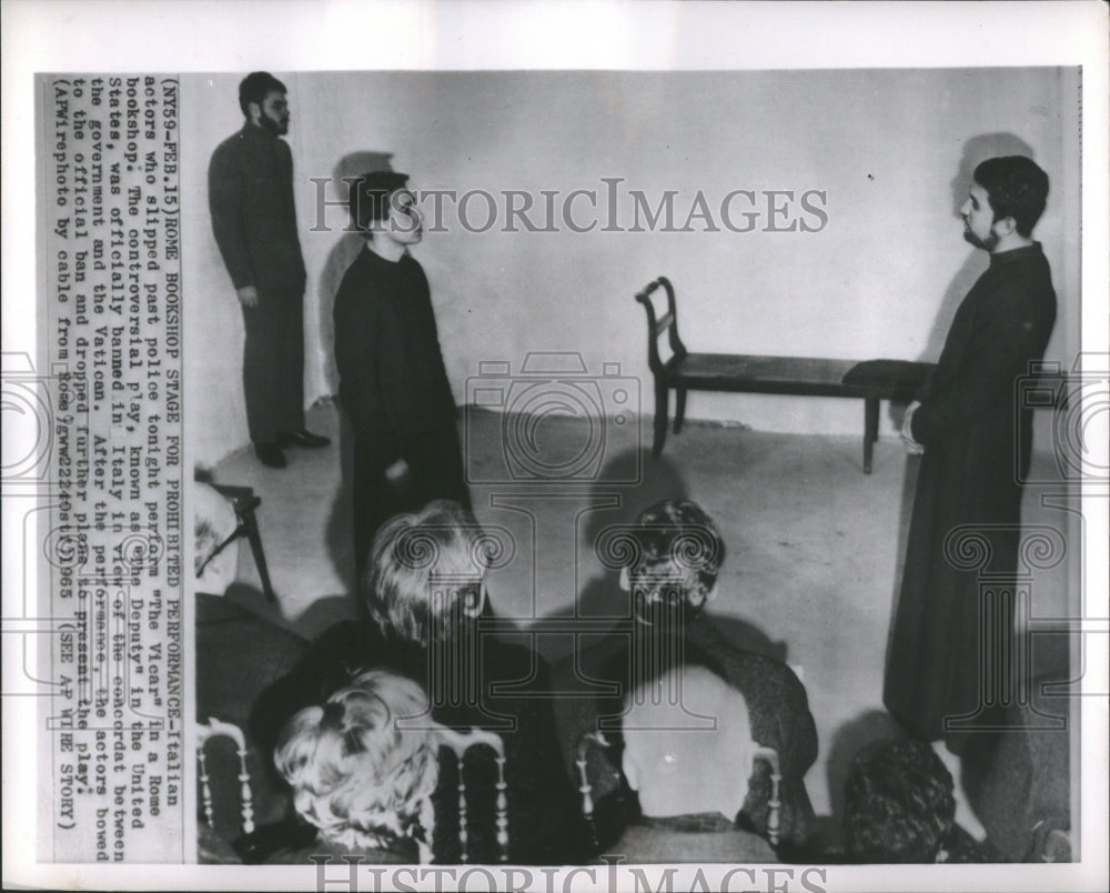 1965 Press Photo Vicar Rome Book Shop Stage Italian - Historic Images