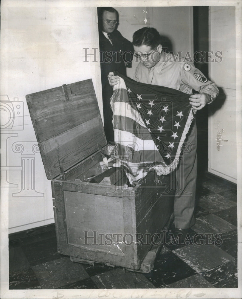 1945 Harry Allegrezza Pack Armt Leaves Ward  - Historic Images