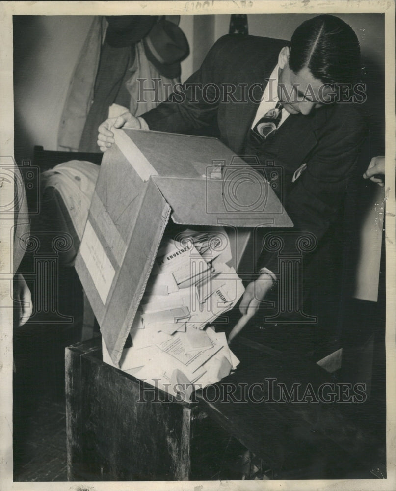 1944 N.L.R.B. employee dumps ballots - Historic Images