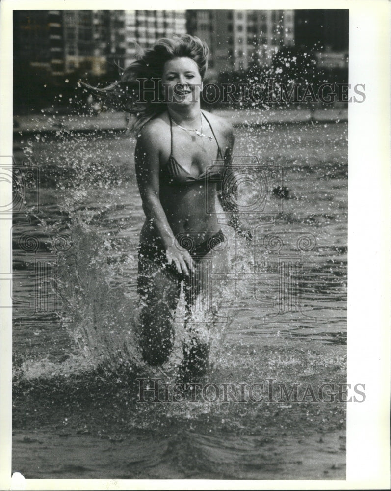 1984 Sherly Sells Oak Street Beach Muggy - Historic Images