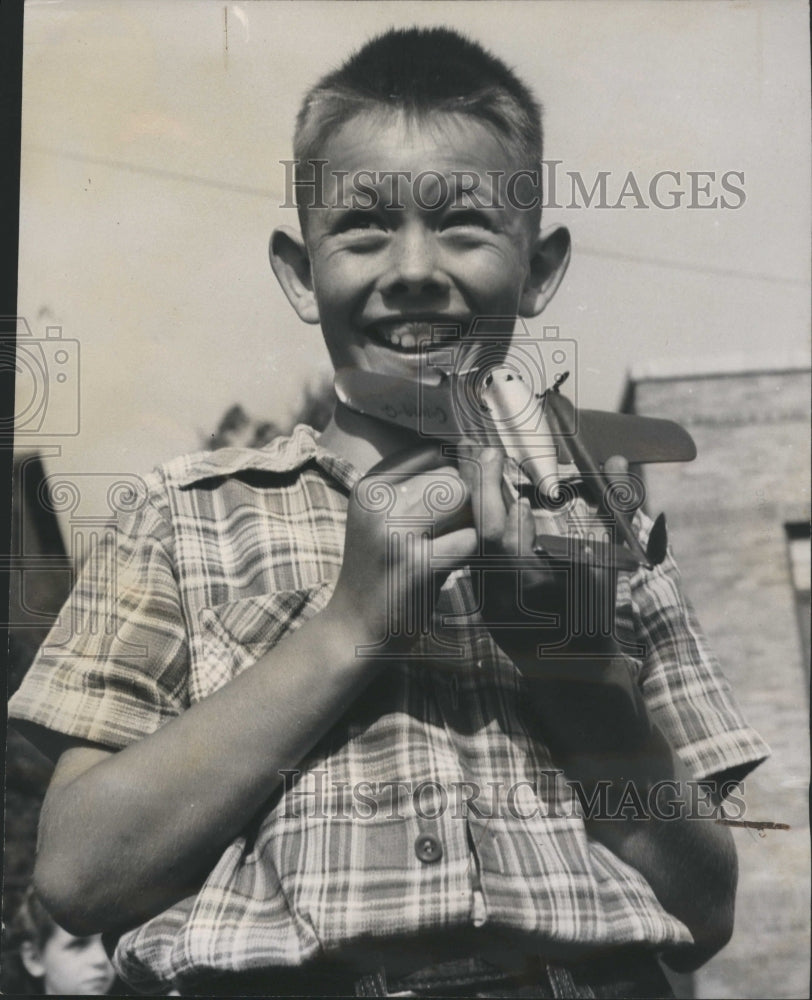 1949 Press Photo Child Claim Toy Boy Jimmy Lake Airplan - Historic Images