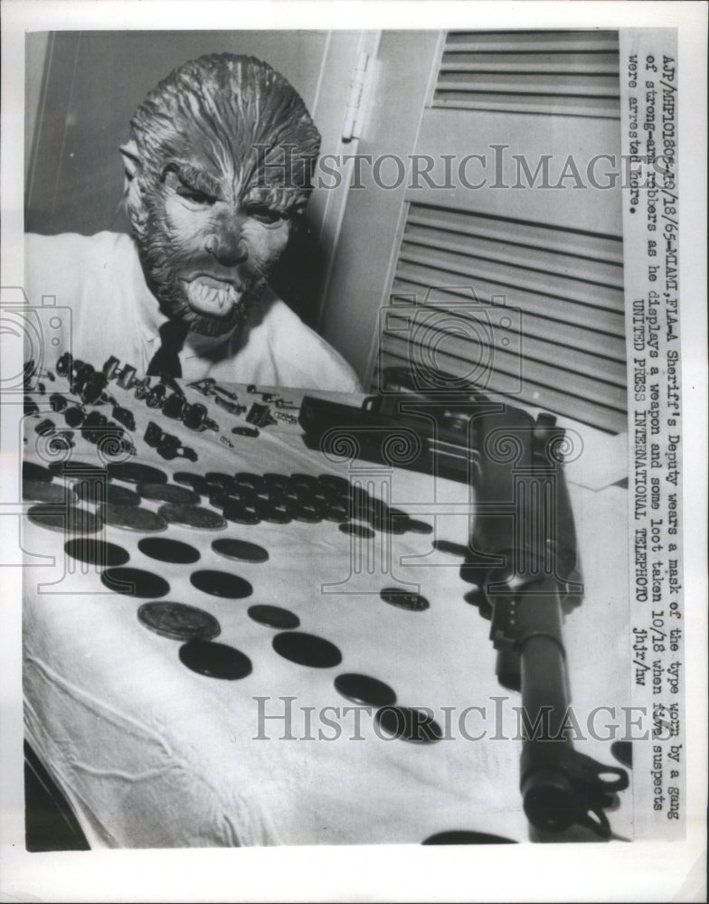 1965 Press Photo Sheriff's Deputy Robbers Weapon Arm - Historic Images