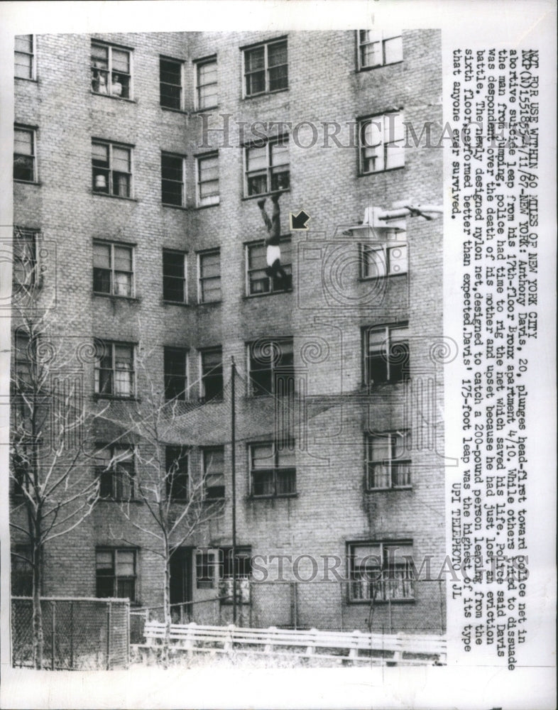 1967 Anthony Davis Bronx apartment Police - Historic Images