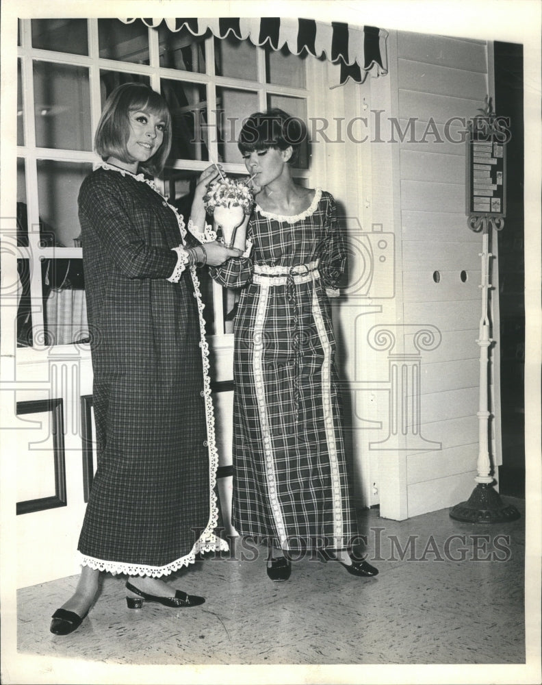 1965 Press Photo nighties contemporary teens party home - Historic Images