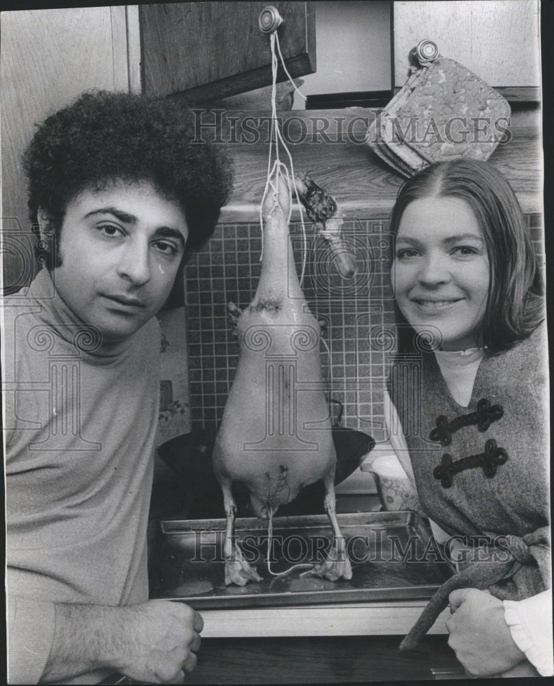 1973 Press Photo Grossmans Flank  Packing Duck Crisp - Historic Images