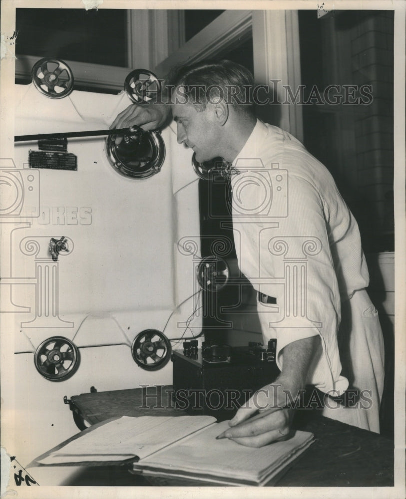 1949 Drugs placed in vacuum drier - Historic Images