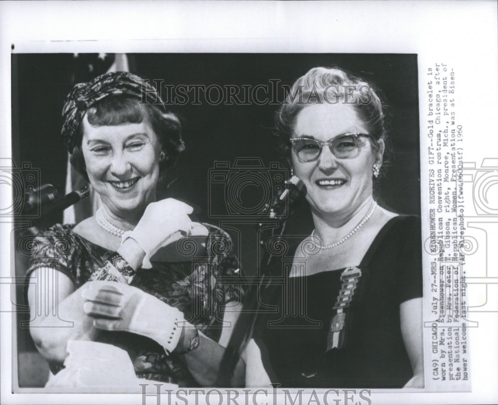 1960 Press Photo Mrs Eishnhower Gold Bracelets Rostrum