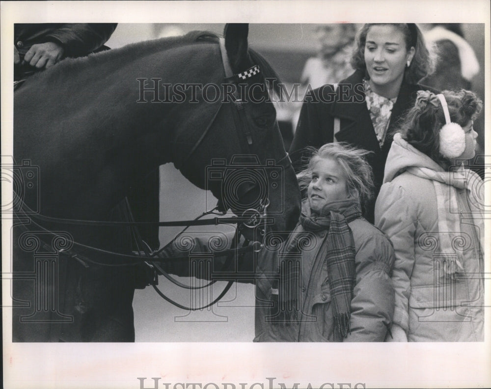 1989 Press Photo Christmas Shopper Mounted Police Horse