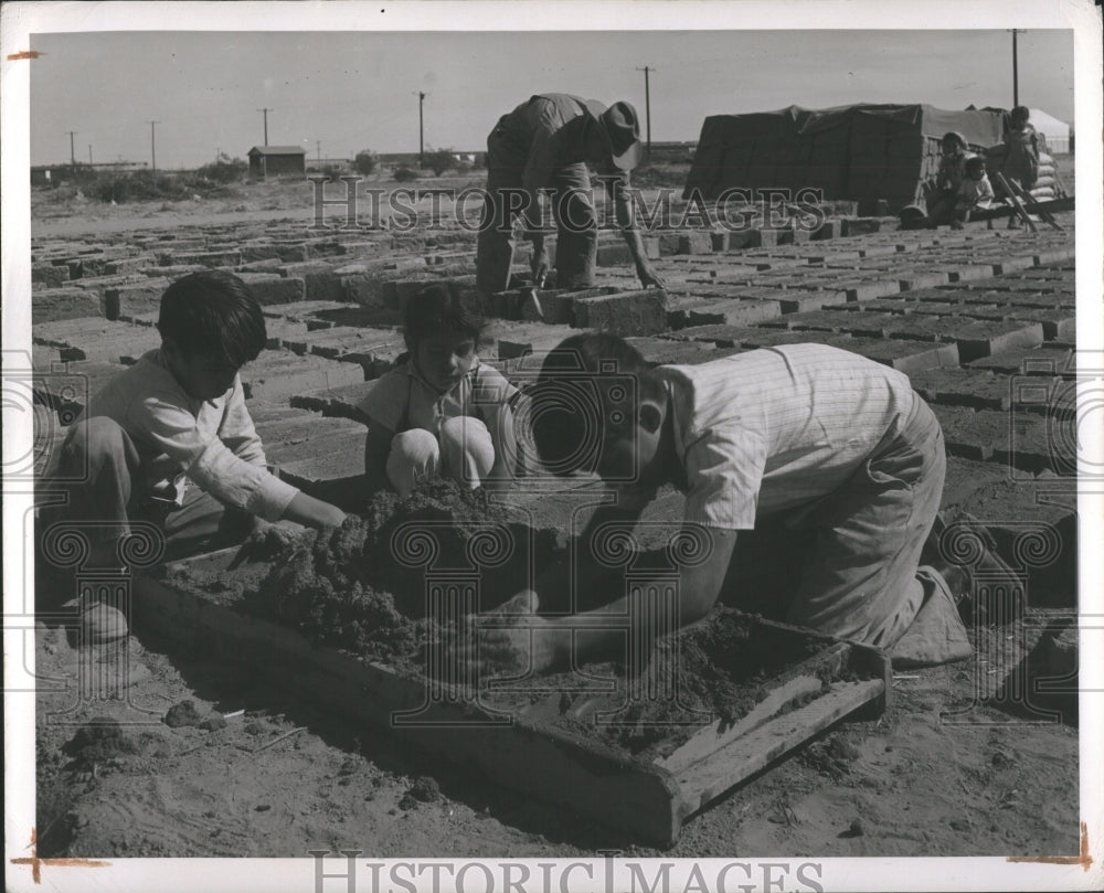 1945 Press Photo Children Hero Mud Brikes Houses Childr