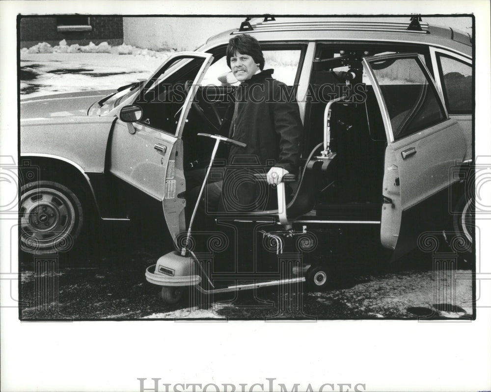 1981 Press Photo Ron Baker Deuces Aid Handicapped Car