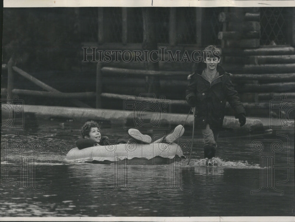 1976 Press Photo Flood Overflow Water Land EU Land