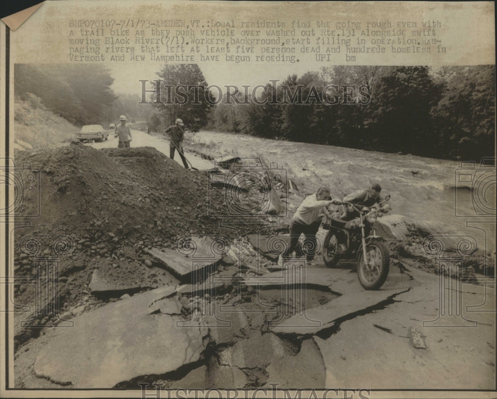 1973 Press Photo Local Residents Trail Bike Push Vehicl