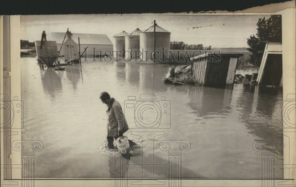 1973 Press Photo Person Water Gas Residents Farm Area