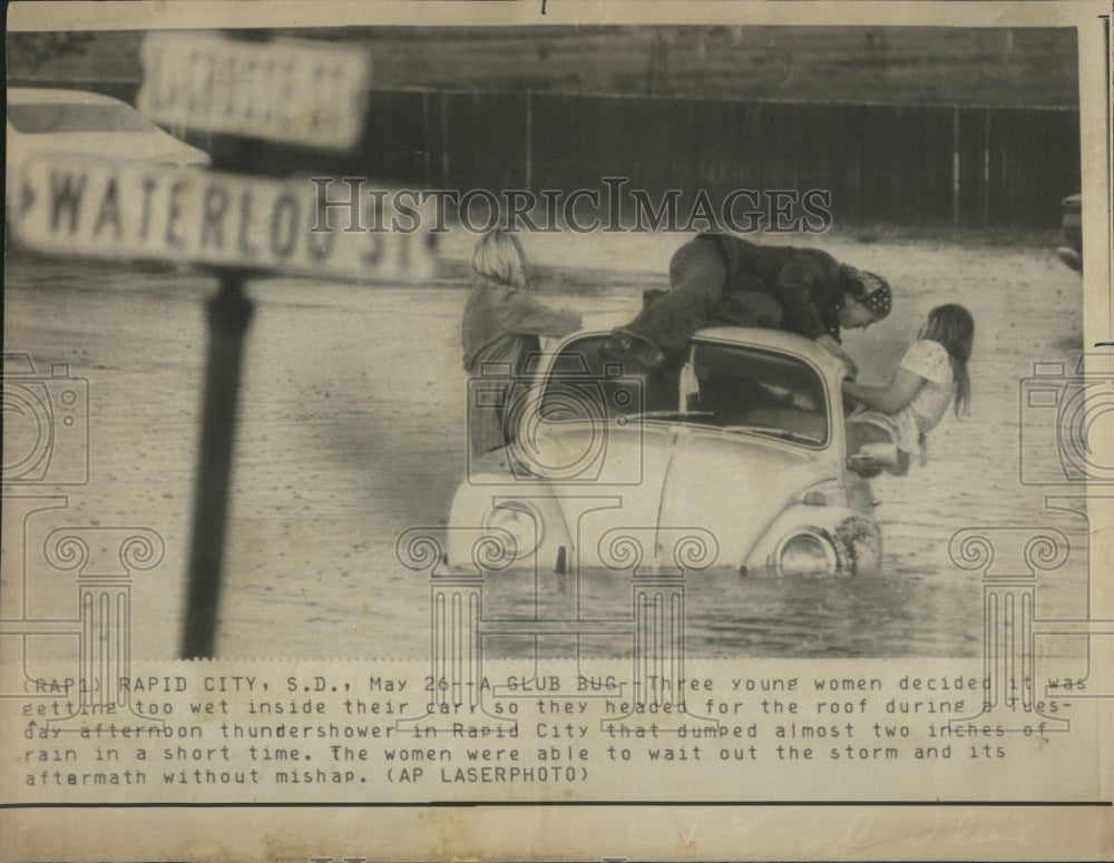 1926 Press Photo Glub Bug Young Women Car Road Rapid