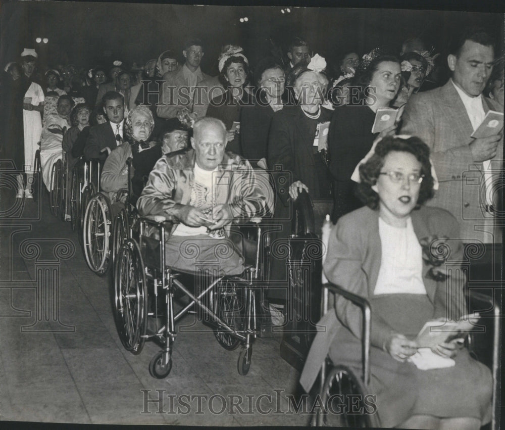 1950 Press Photo aisle of the church filled wheelchair