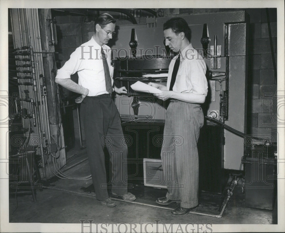 1946 Press Photo Donald W.Kerst Lester S.Skaggs