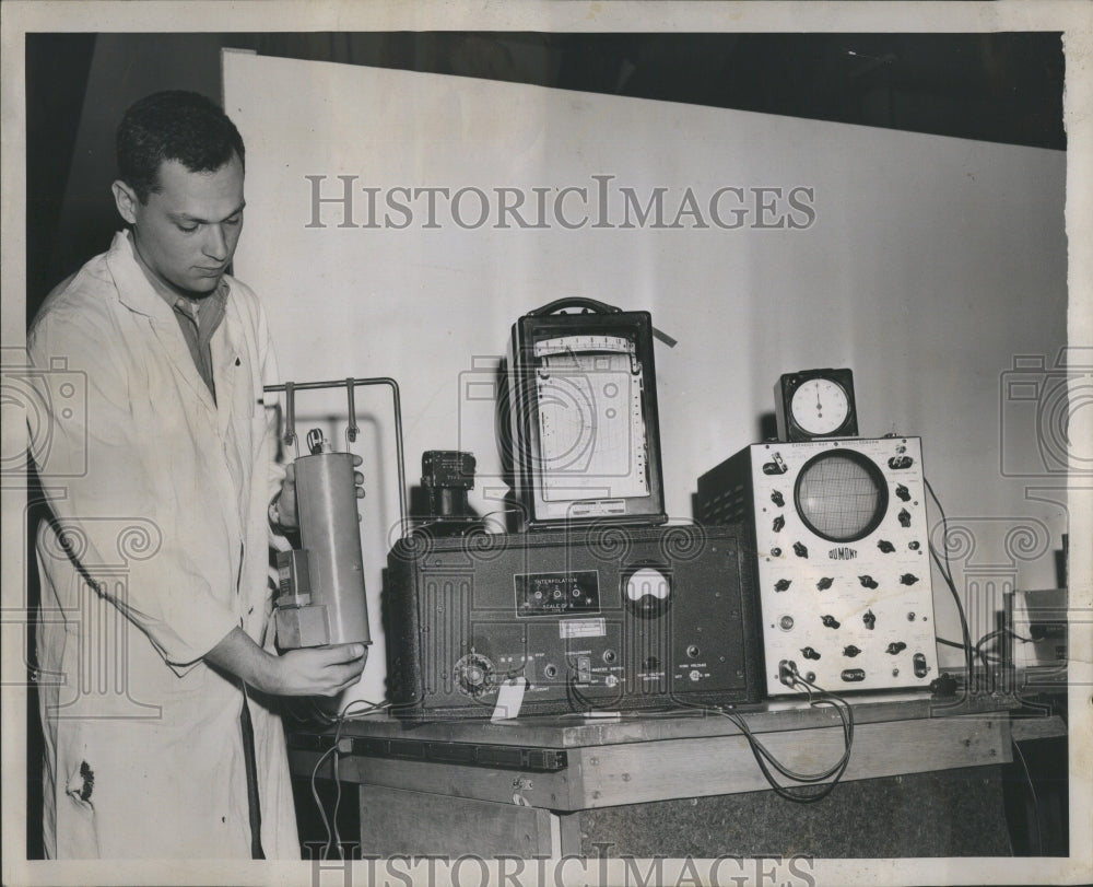 1946 Press Photo Berstein measuring alpha particle emmi