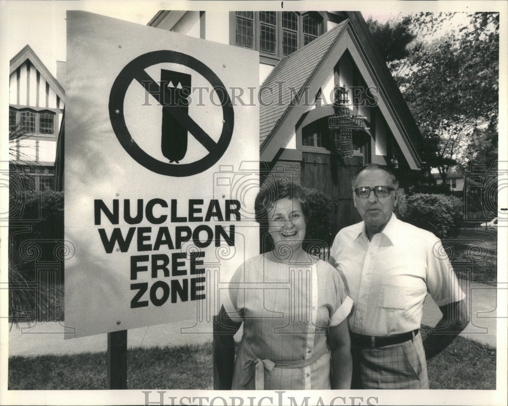 1984 Press Photo Nuclear Weapon Free Zone sign stolen