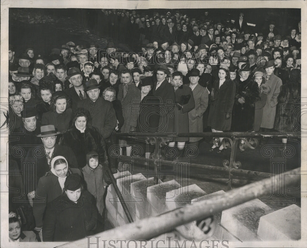 1947 Press Photo Crowd attend Novena Service