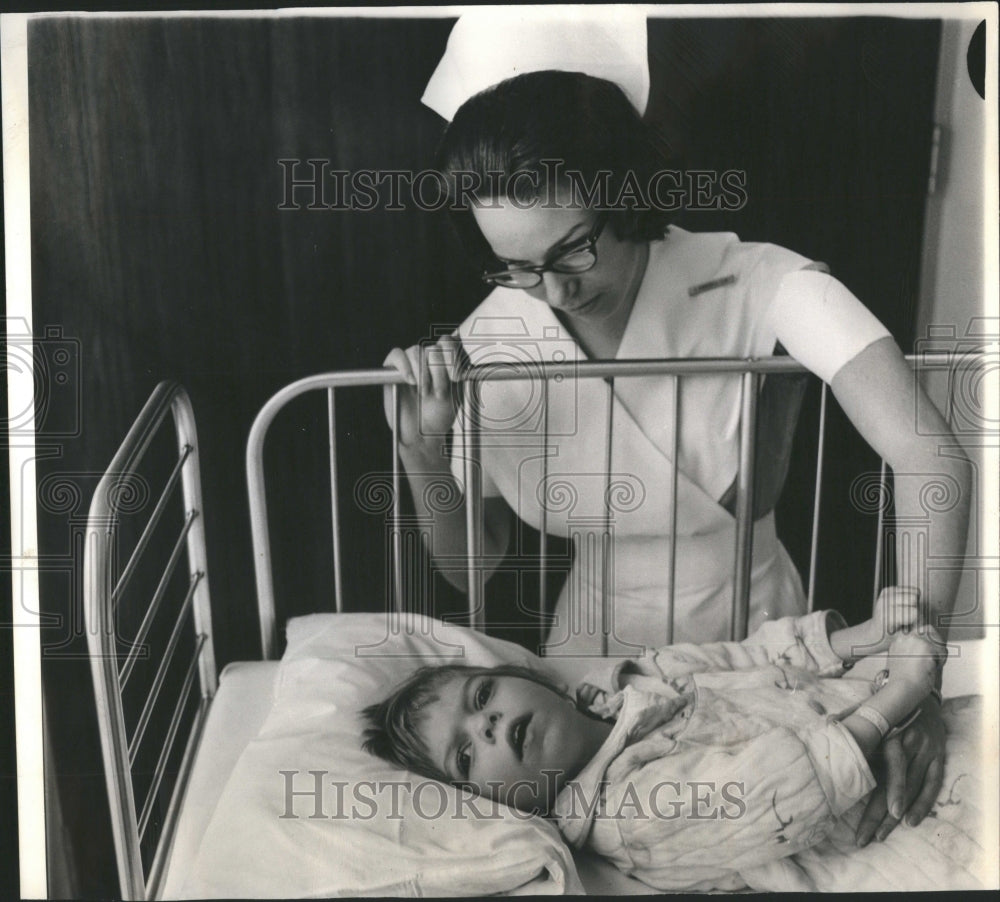 1965 Press Photo Nurse comforts girl before operation