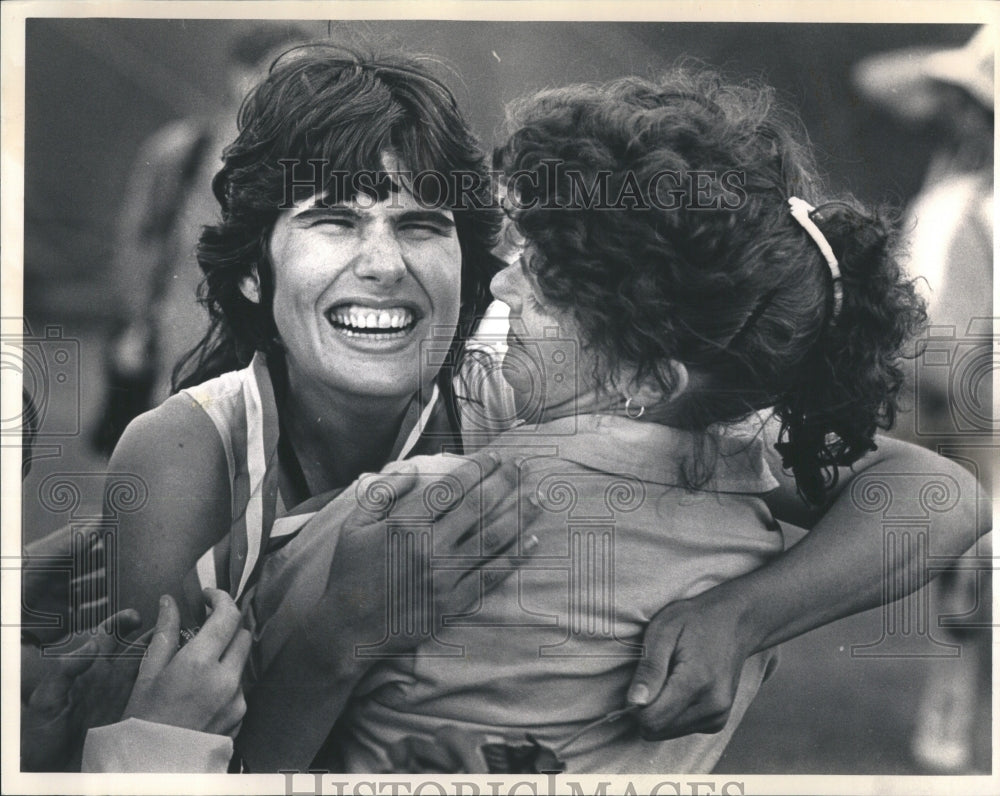 1987 Press Photo Special Olympics Athlete Gold Medal