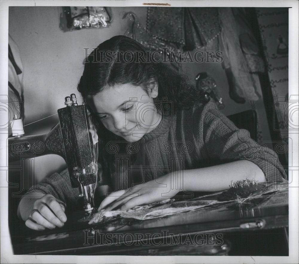 1947 Press Photo Longfellow School, margaret sinclair sewing: