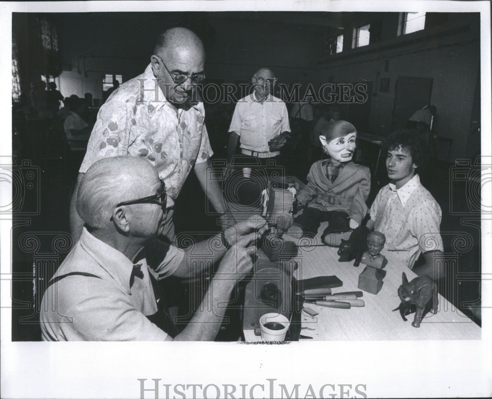 1979 Press Photo Picture Mackup Artist