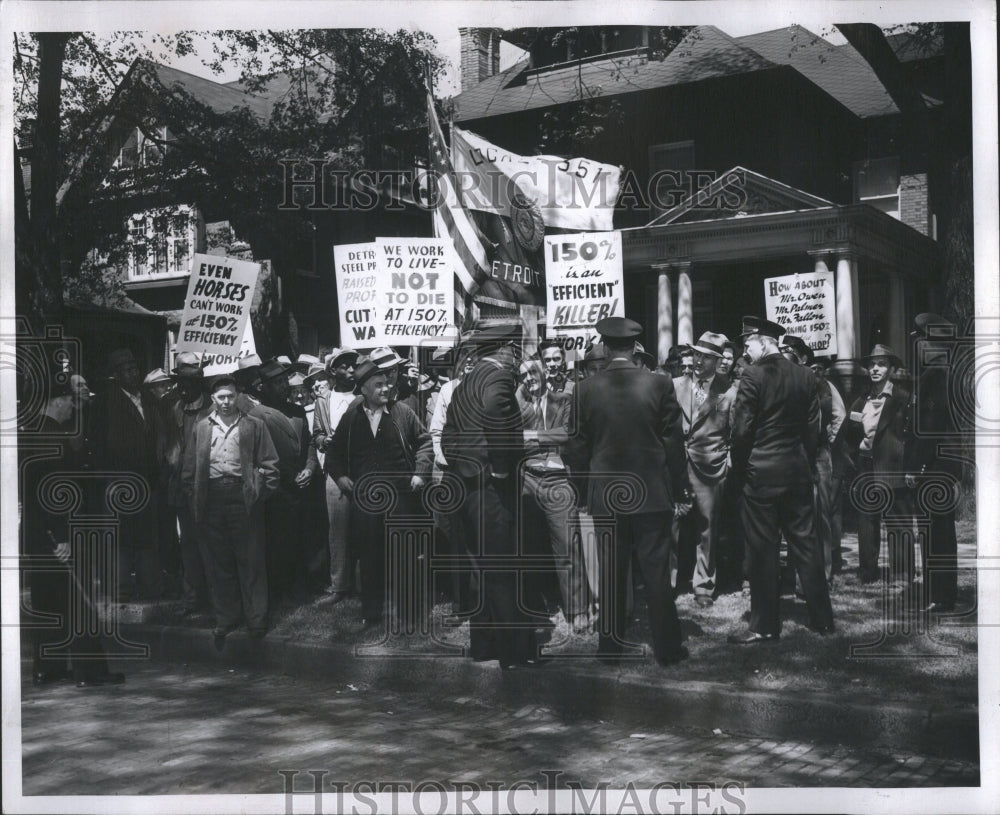 1946 Press Photo Picketing Congregate People Customers