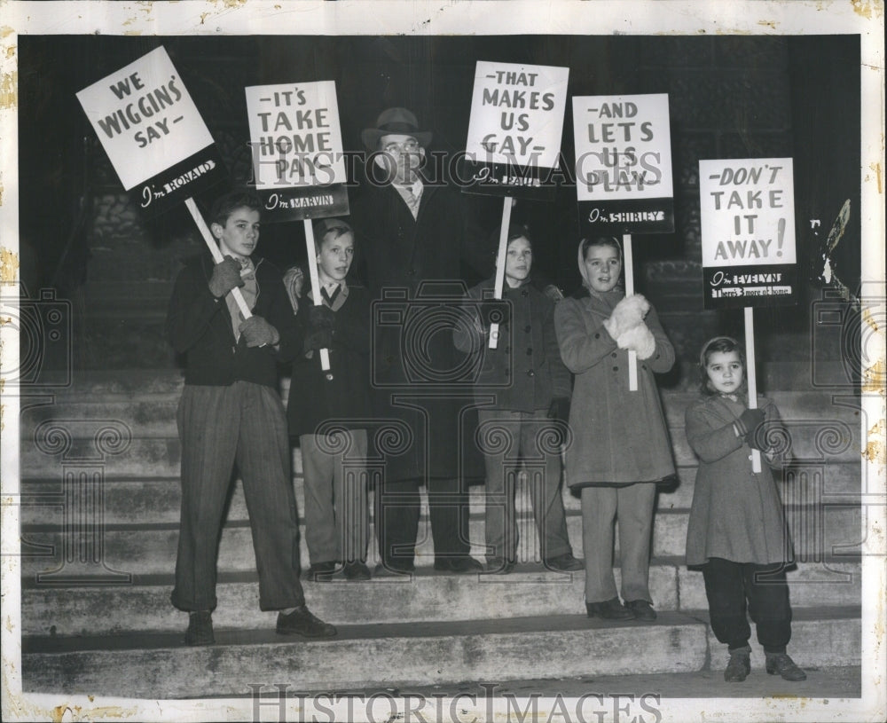 1939 Press Photo Wiggins Family Force City Hall