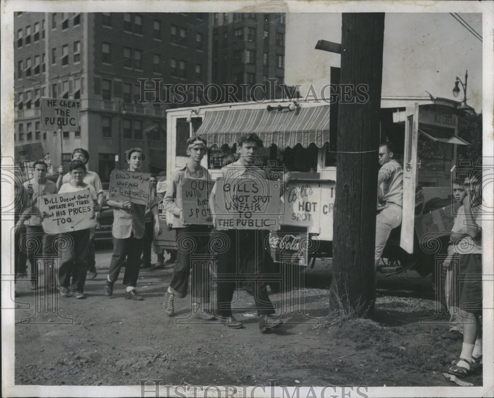 1946 Press Photo Teenagers Protesting Lunch Counter