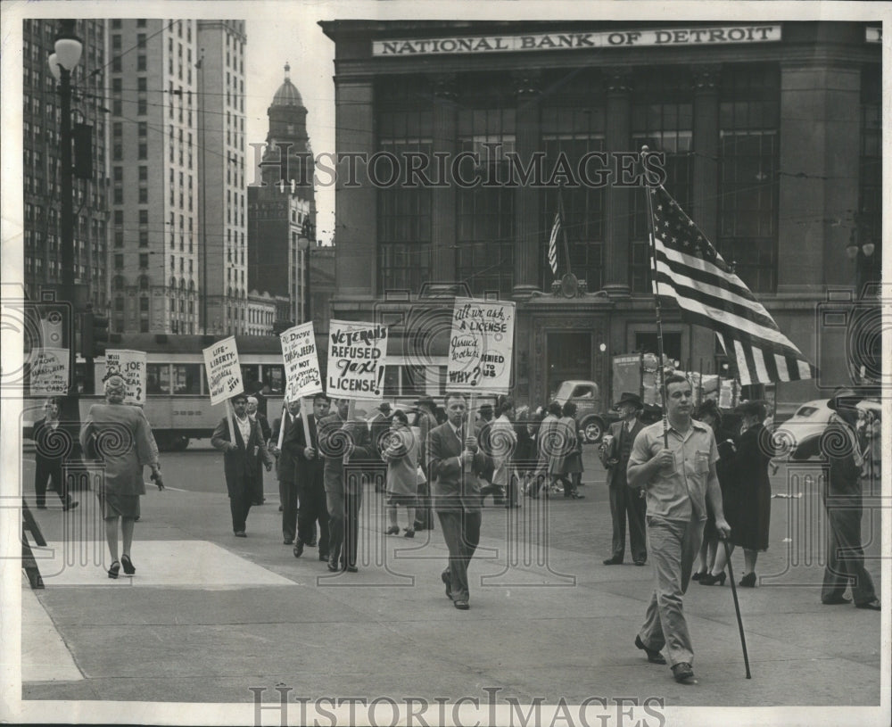 1945 Press Photo Veterans Protesting Detroit City Hall