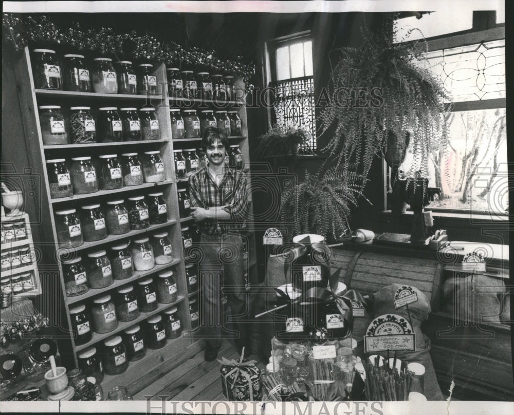 1976 Press Photo Spicie Traffick Shop Owner Graffagna