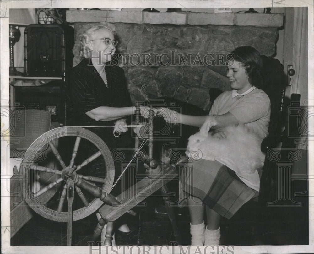 1950 Press Photo Spinning wheel Mrs.Edwins 340springs