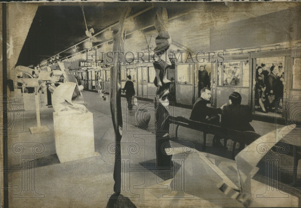 1973 Press Photo Paris Subway Sculpture Show Visitors