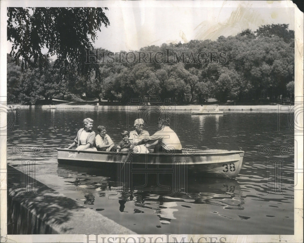 1959 Press Photo Lincoln Park Lagoon Boating Family