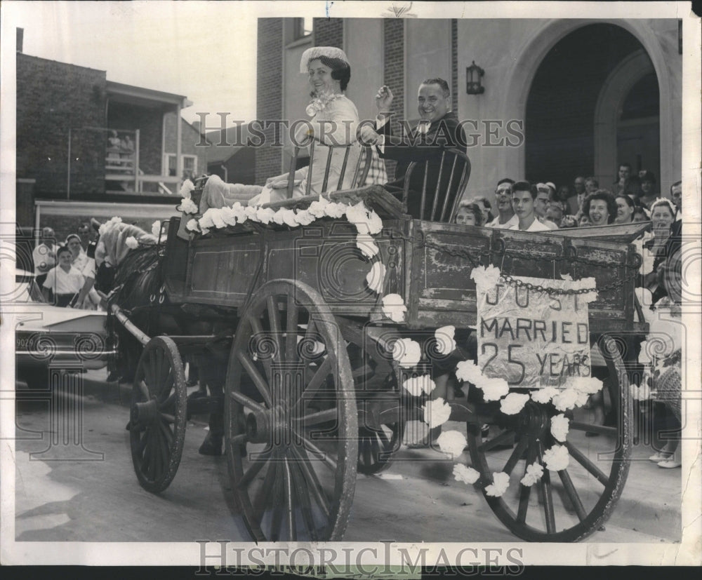 1961 Press Photo Couple 25th Anniversary in horse wagon