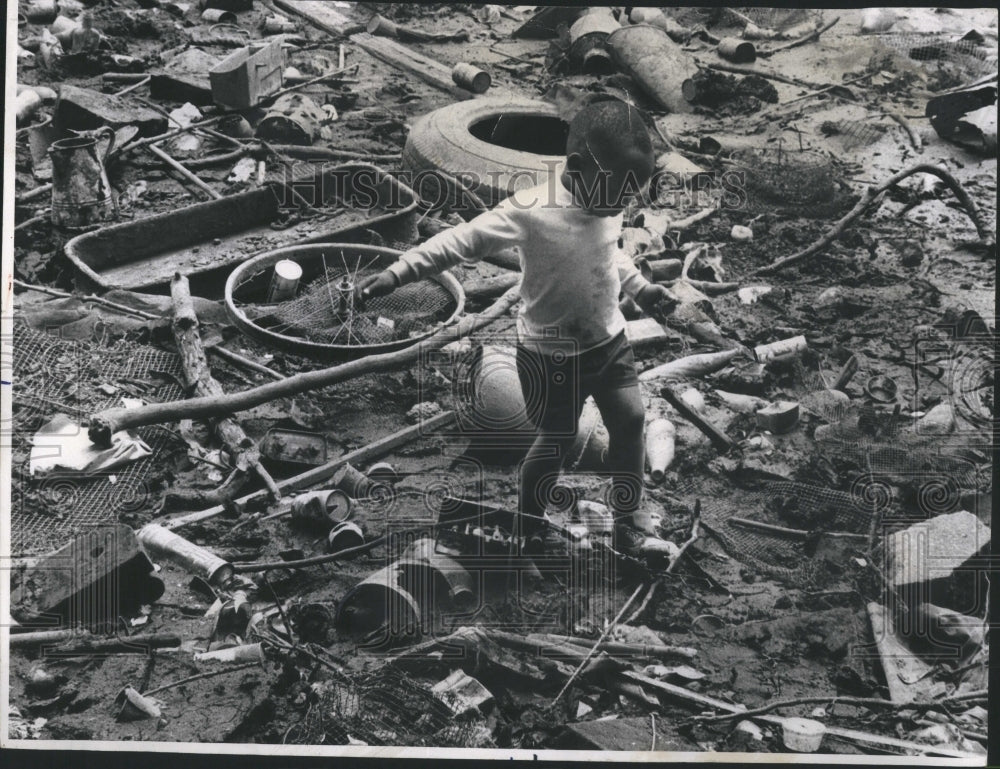 1974 Press Photo Douglas Park Lagoon Debris Child Walks