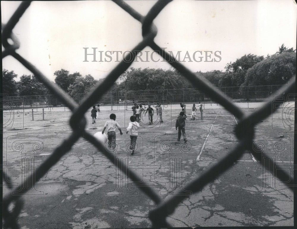 1974 Press Photo Douglas Park Children Play Old Court