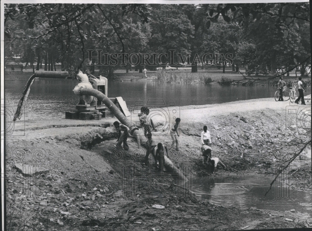 1974 Press Photo Draining Douglas Lagoon To Make Beach