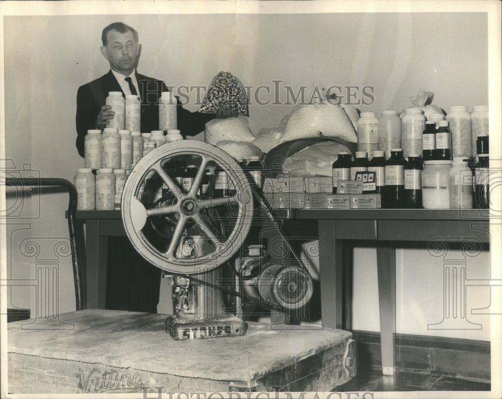 1966 Press Photo Illegal Drugs Confiscation Schultz