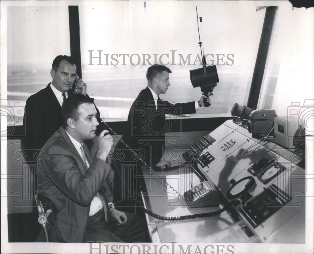 1961 Press Photo Demo of radio/blinker at plane tower